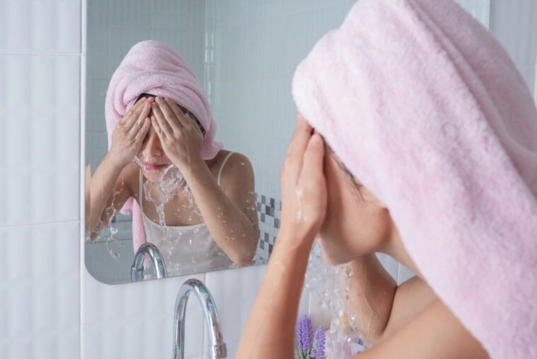 使用后，应将焕肤面膜用温水清洗。